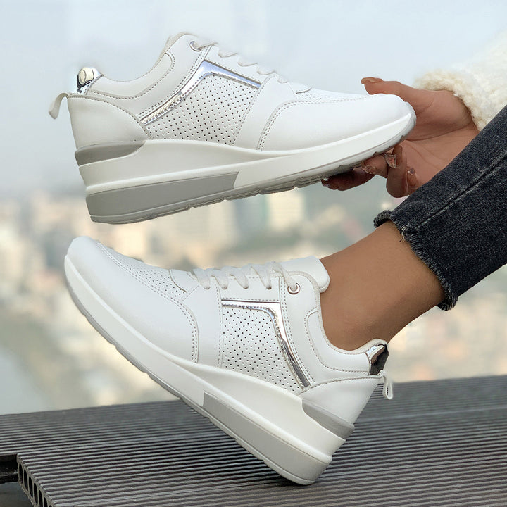 Damen Keilabsatz-Sneaker mit perforierten Einsätzen und Metallic-Details Mune Fashion