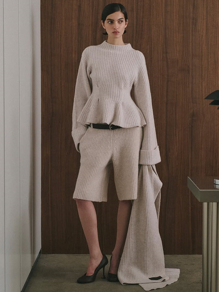 Women's fine knit two-piece set with fitted peplum sweater and high-waist bermuda Mune Fashion