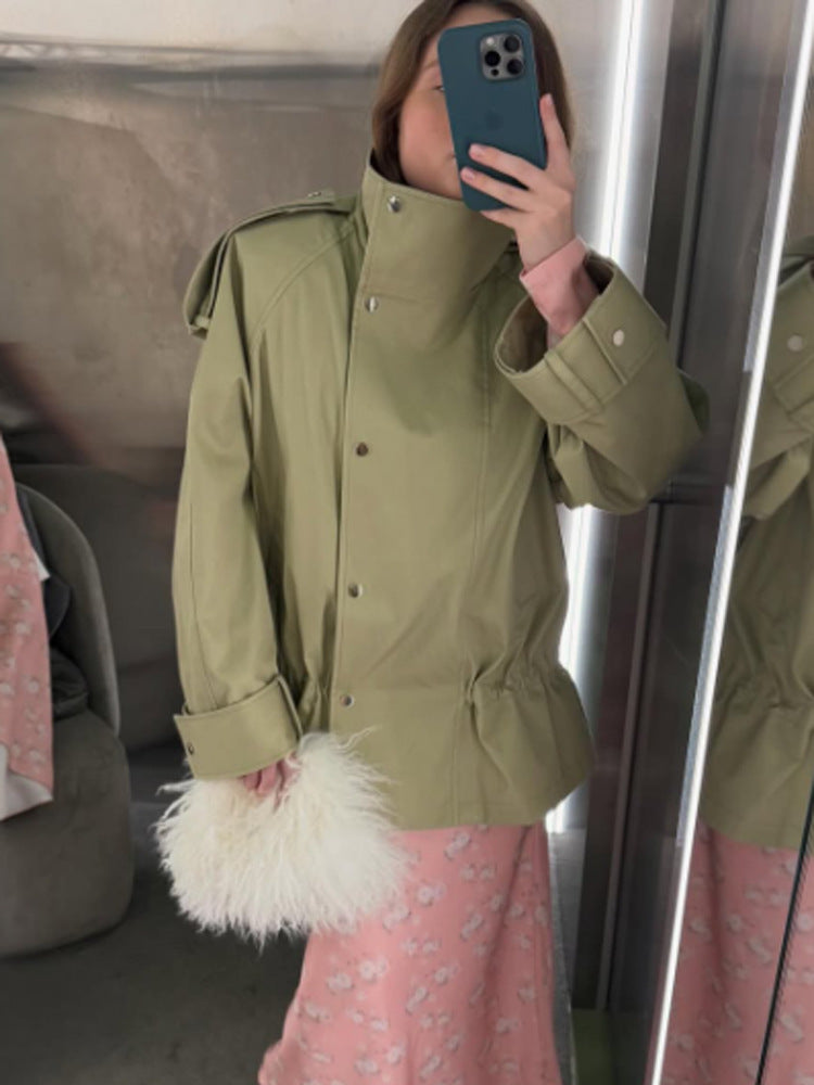 Women's short parka with high stand-up collar, shoulder flaps and adjustable drawstring Mune Fashion