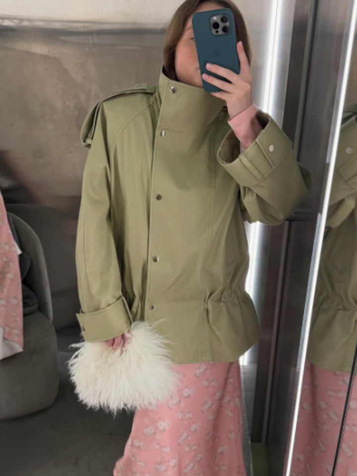 Women's short parka with high stand-up collar, shoulder flaps and adjustable drawstring Mune Fashion