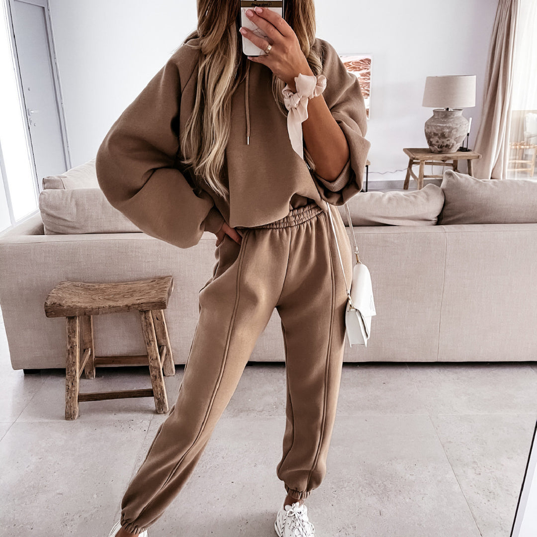 Women cozy lounge two-piece set with oversized hoodie, balloon sleeves, and tailored joggers Mune Fashion