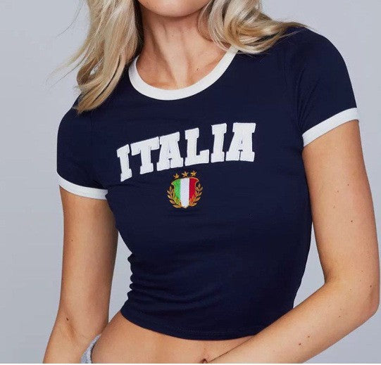 Women's fitted short-cut fan crop shirt with contrast collar and embroidered flag patch Mune Fashion