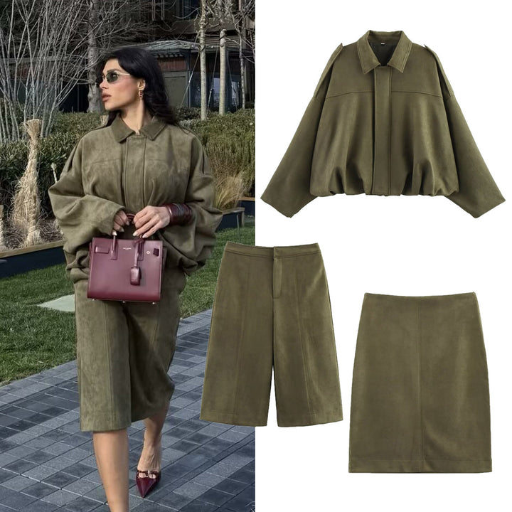 Women's short jacket in oversized cape style with balloon waistband and shoulder flaps Mune Fashion