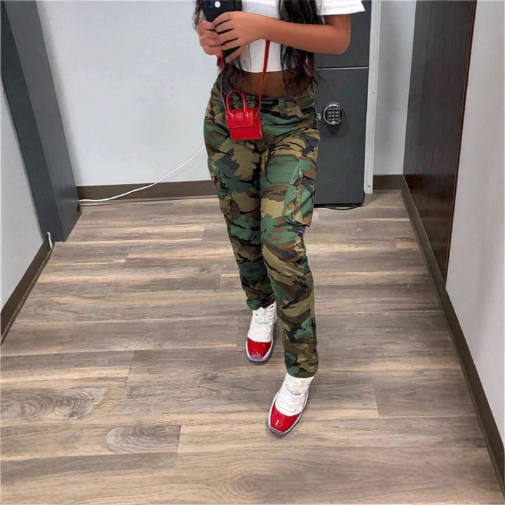 Women's cargo pants in camouflage look with high waist fit and slim leg line Mune Fashion