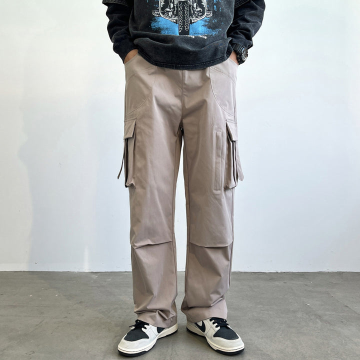 Men's utility cargo pants with large flap pockets, straight leg, and sturdy twill Drune