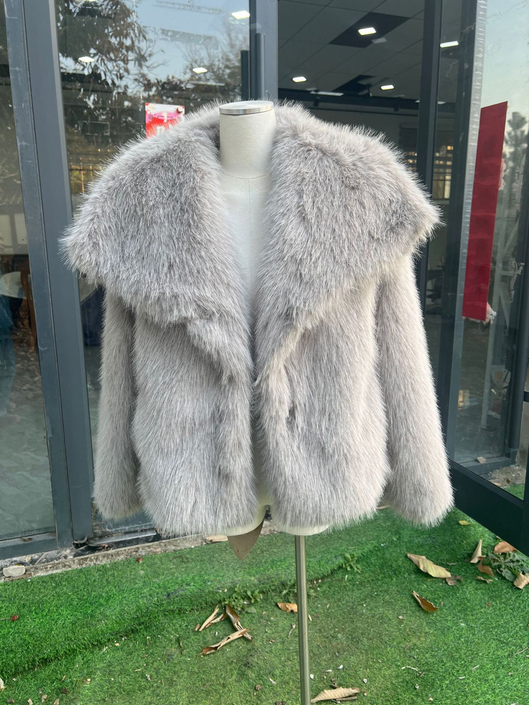 Women's short bolero in boxy cut made of vegan shaggy faux fur with XXL shawl collar Mune Fashion