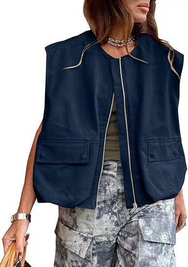Women's sleeveless utilitarian vest with zipper and flap pockets Mune Fashion