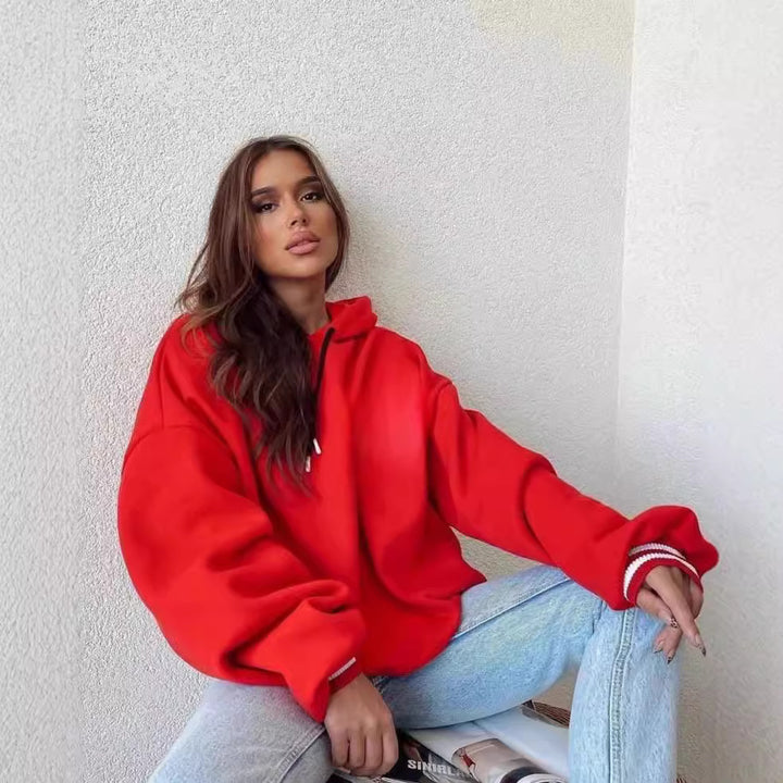 Women's Short Cut Oversized Hoodie with Sewn-On College Application and Ribbed Cuffs Mune Fashion
