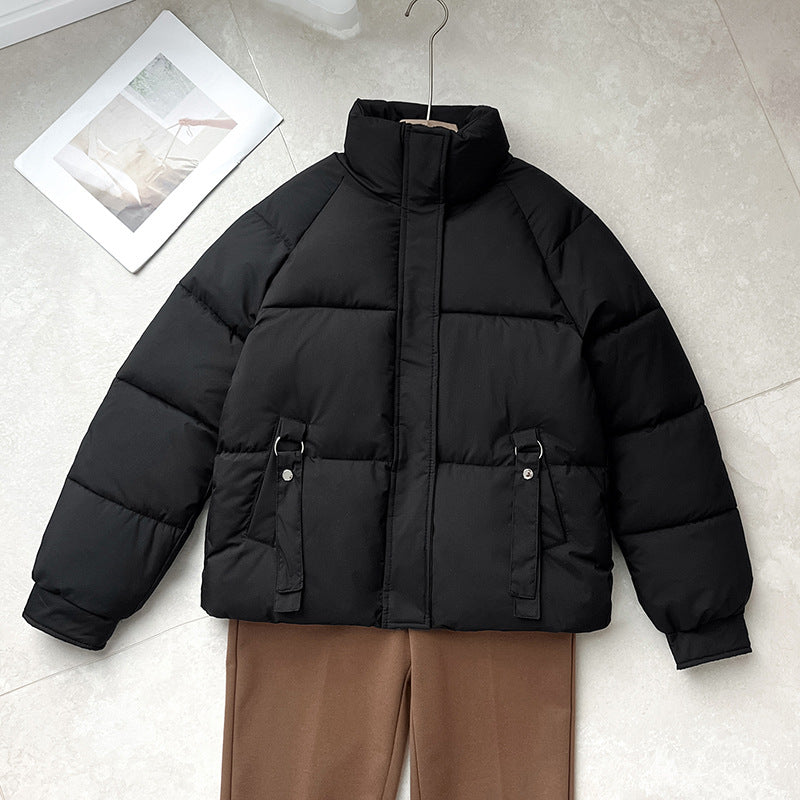 Ladies nan short quilted puffer jacket with high stand-up collar, concealed front flap and D-ring pocket application Mune Fashion