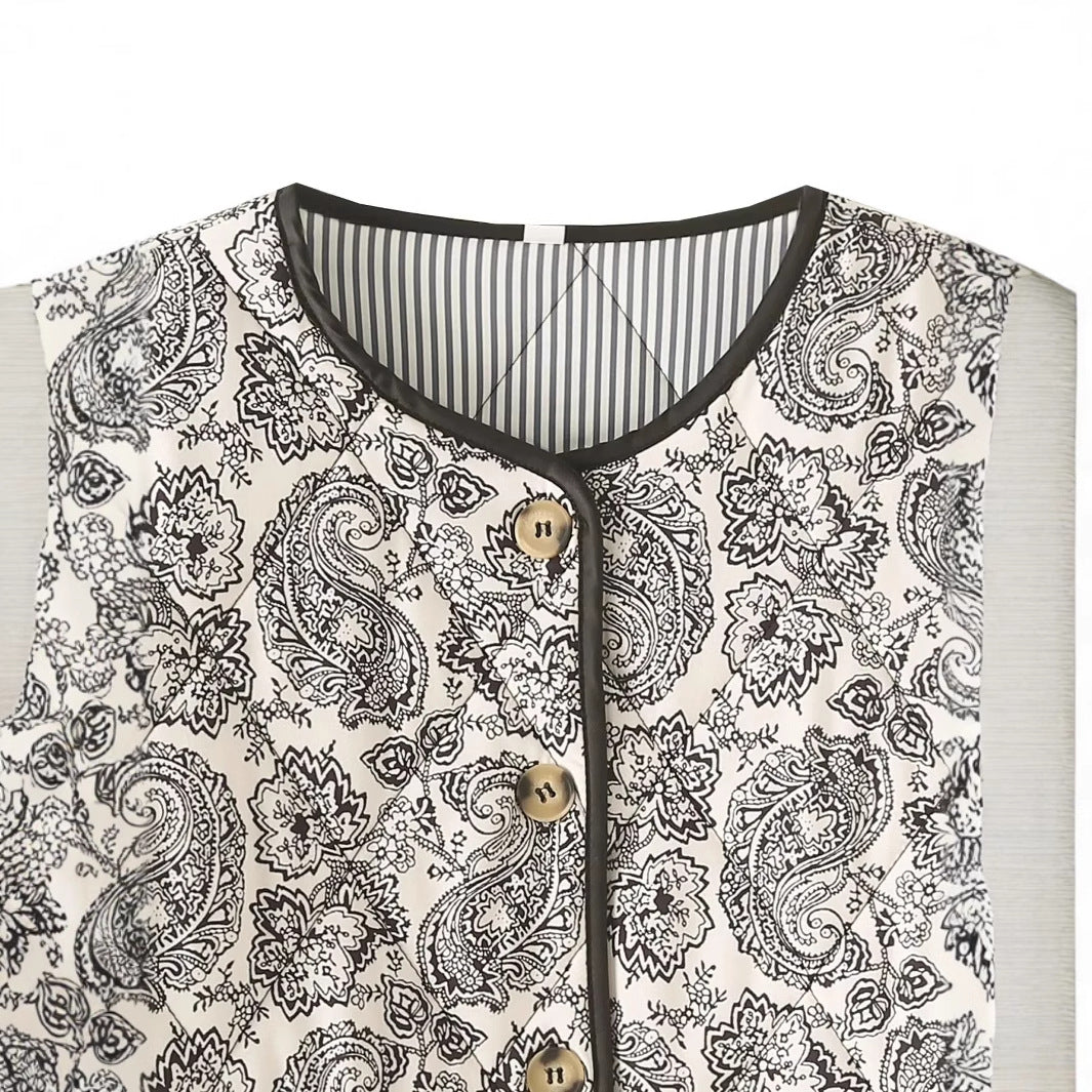 Ladies non-quilted paisley quilted jacket with round neckline, patch pockets and contrasting piping Mune Fashion