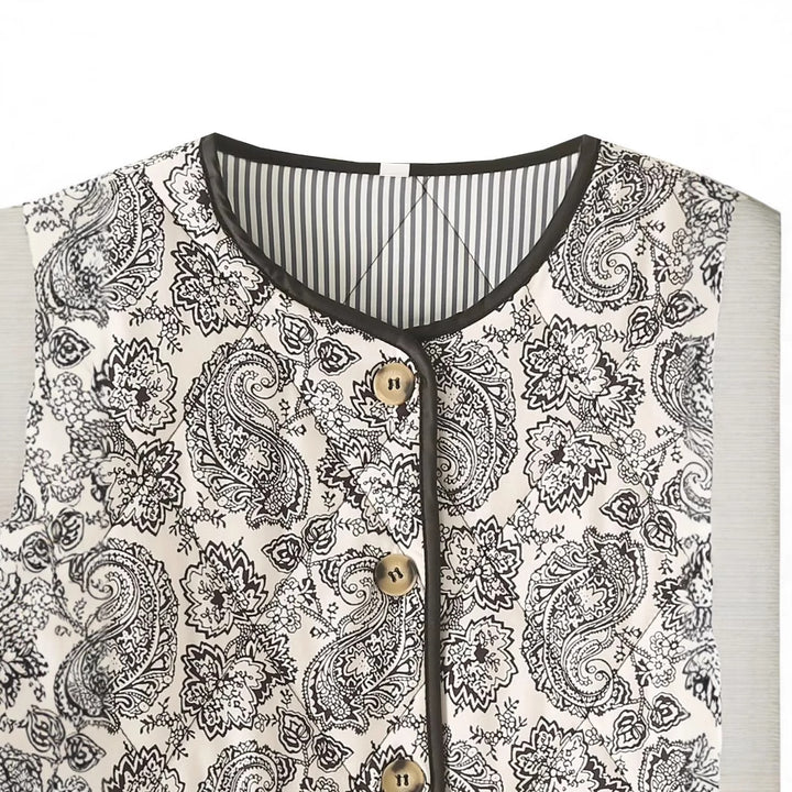 Ladies non-quilted paisley quilted jacket with round neckline, patch pockets and contrasting piping Mune Fashion