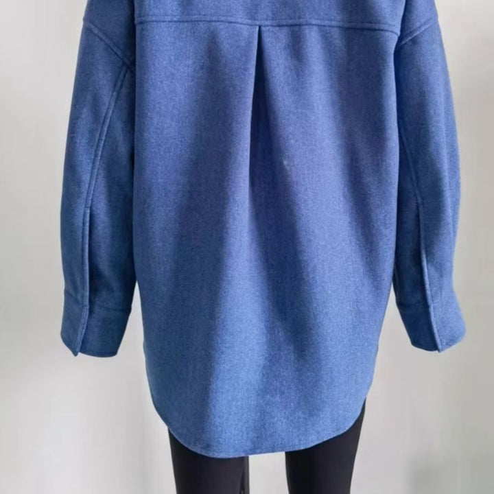 Women's casual shirt jacket in oversized cut with large patch pockets and rounded hem Mune Fashion