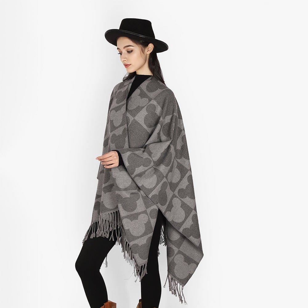 Women's jacquard poncho with figurative head silhouette pattern, fringe and open drape