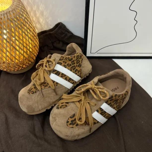 Women's fashionable strap sneakers made of suede Mune Fashion