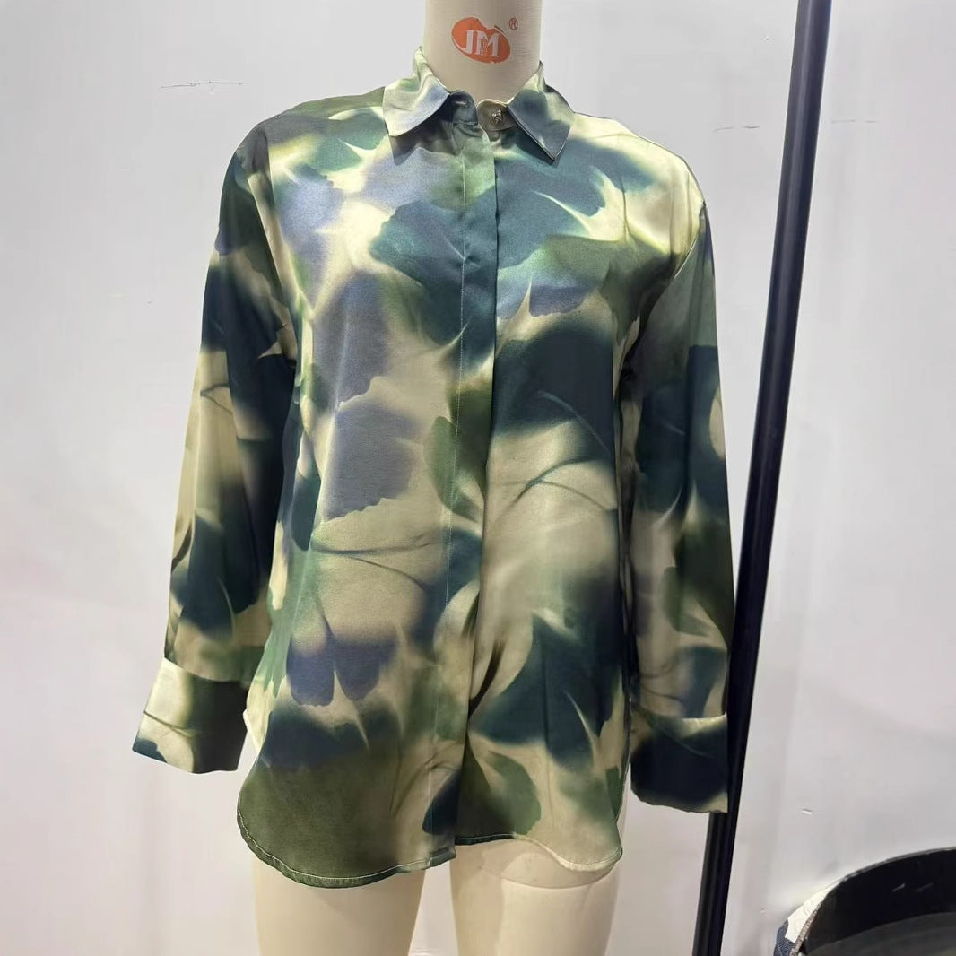 Ladies nan silk-like blouse with concealed button placket and abstract print Mune Fashion