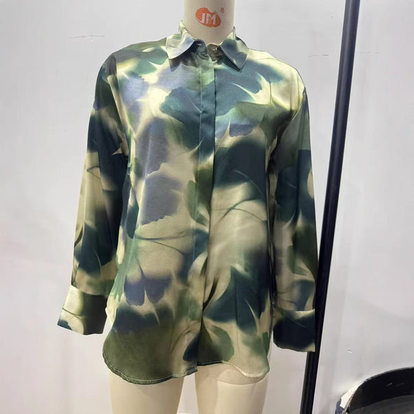 Ladies nan silk-like blouse with concealed button placket and abstract print Mune Fashion