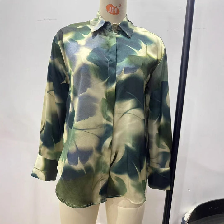 Ladies nan silk-like blouse with concealed button placket and abstract print Mune Fashion