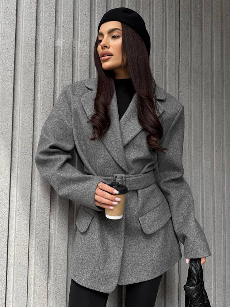 Women's short coat in blazer style made of wool blend with waist belt & flap pockets Mune Fashion