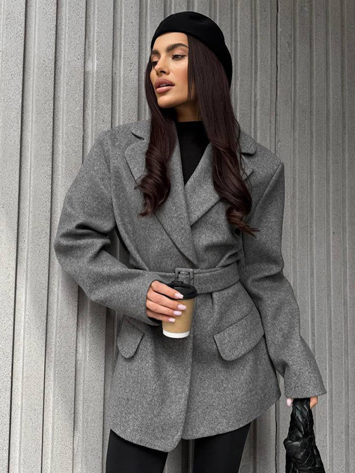 Women's short coat in blazer style made of wool blend with waist belt & flap pockets Mune Fashion