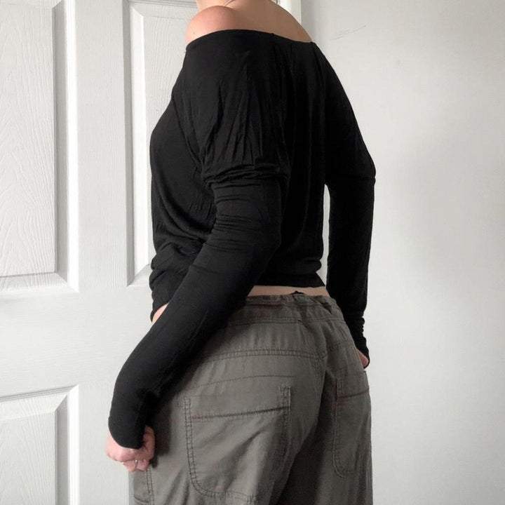 Ladies off-shoulder long sleeve shirt with tailored comfort waistband, ruffled shoulders and figure-hugging fit Mune Fashion