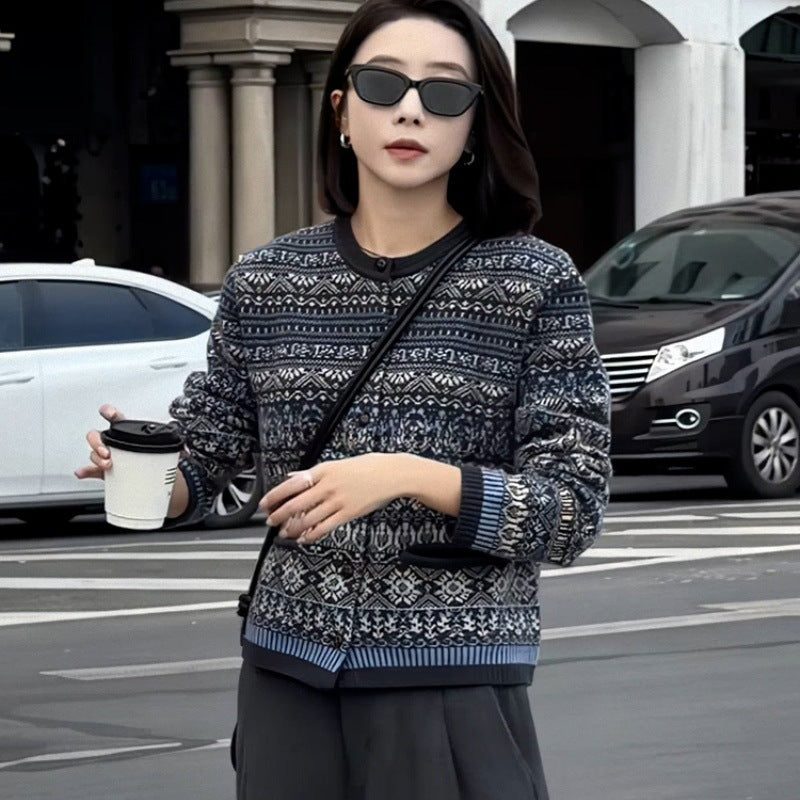 Ladies short jacket cardigan with jacquard pattern, ribbed cuffs and round neckline Mune Fashion
