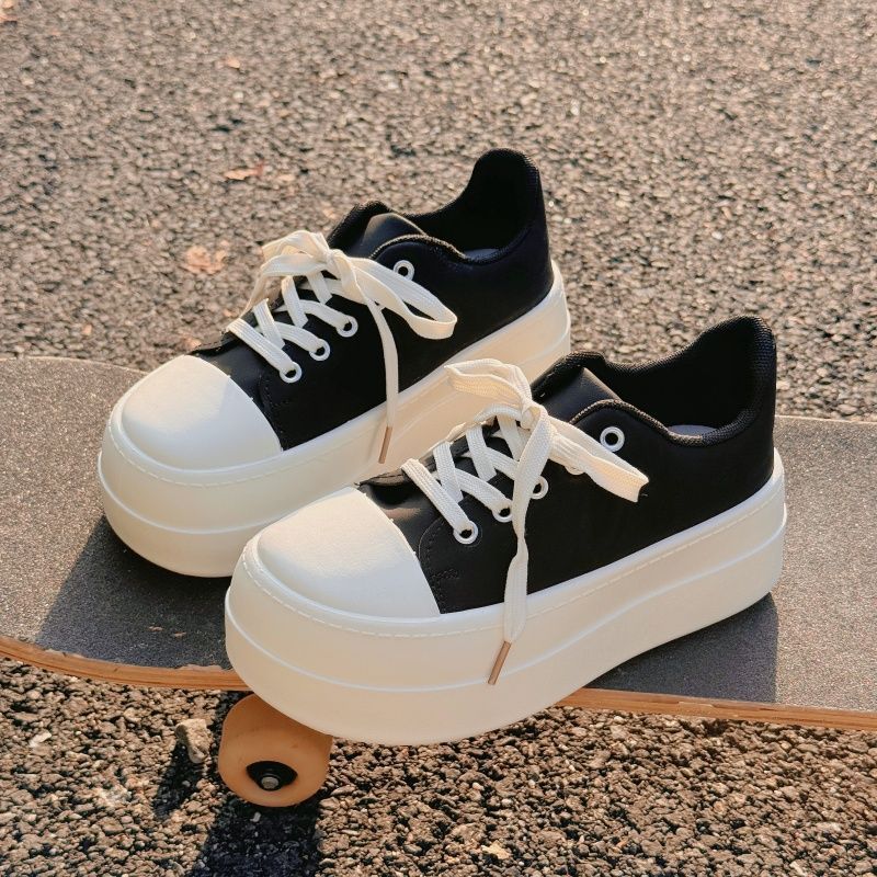 Ladies' platform sneaker with sporty silhouette and stylish lacing system Mune Fashion