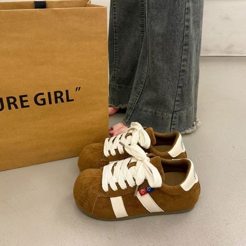 Women's suede sneakers with comfortable sole and trendy lacing system Mune Fashion