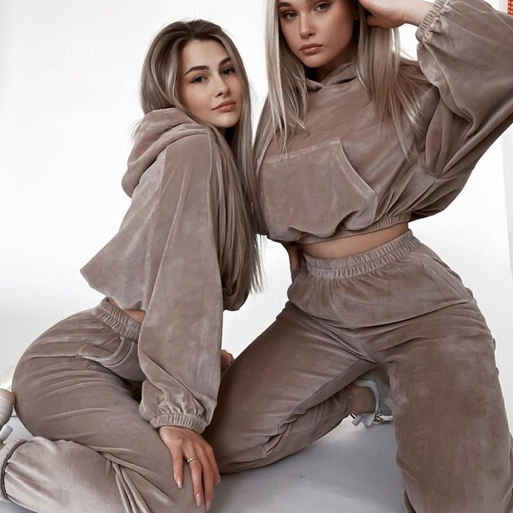 Women Velvet Cropped Loungewear Set with Hoodie and Elastic High-Waist Jogging Pants Mune Fashion