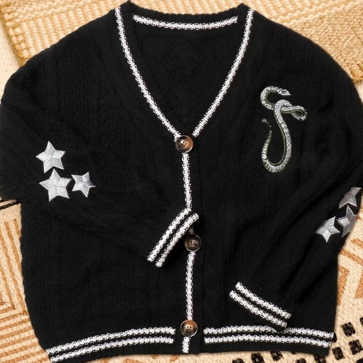 Ladies knitted college cardigan with cable pattern, V-neck, contrast stripes and embroidered appliqués Mune Fashion