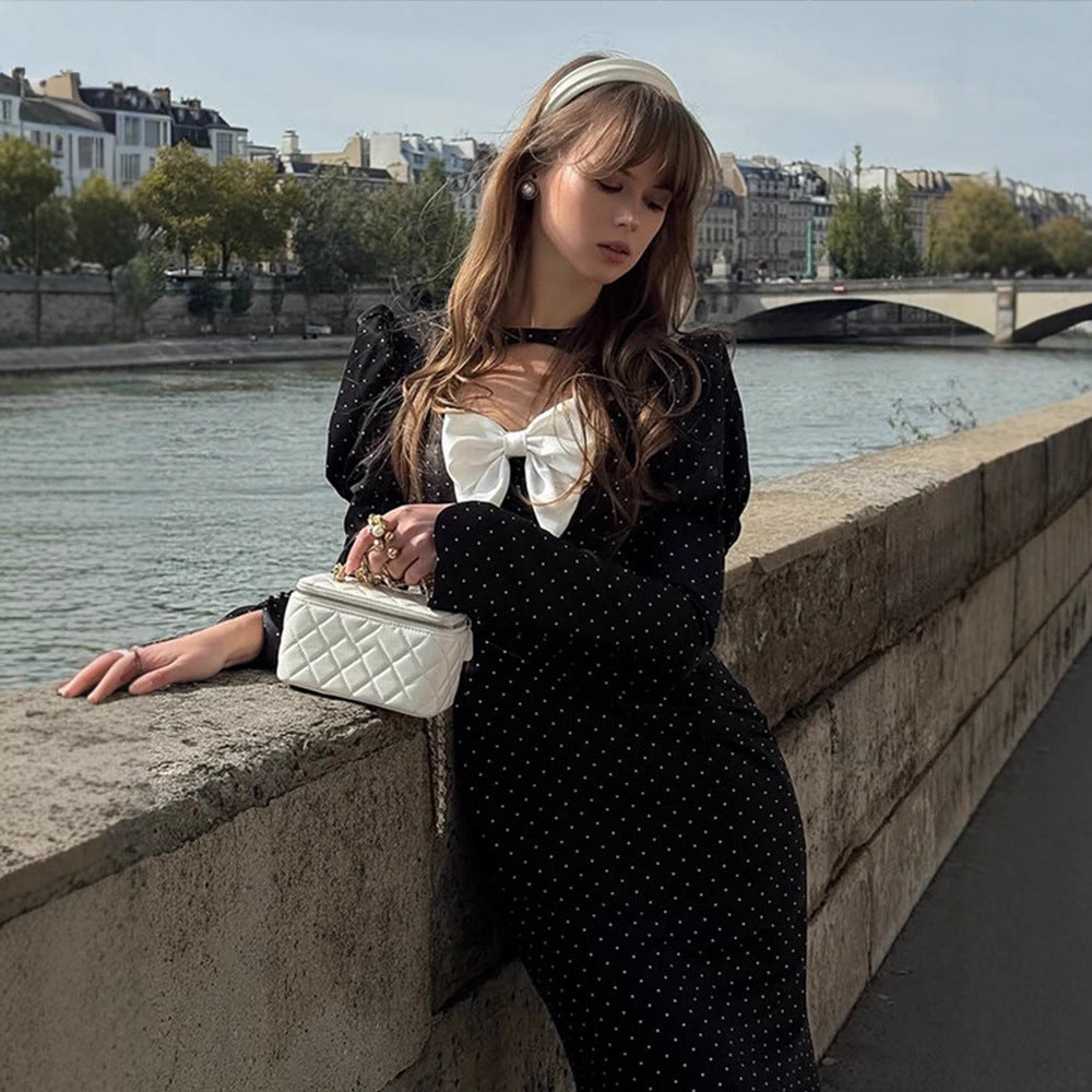 Women's midi dress with puff sleeves, heart-shaped neckline and decorative bow appliqué Mune Fashion