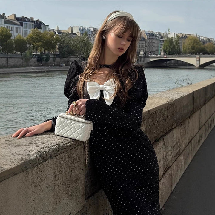 Women's midi dress with puff sleeves, heart-shaped neckline and decorative bow appliqué Mune Fashion