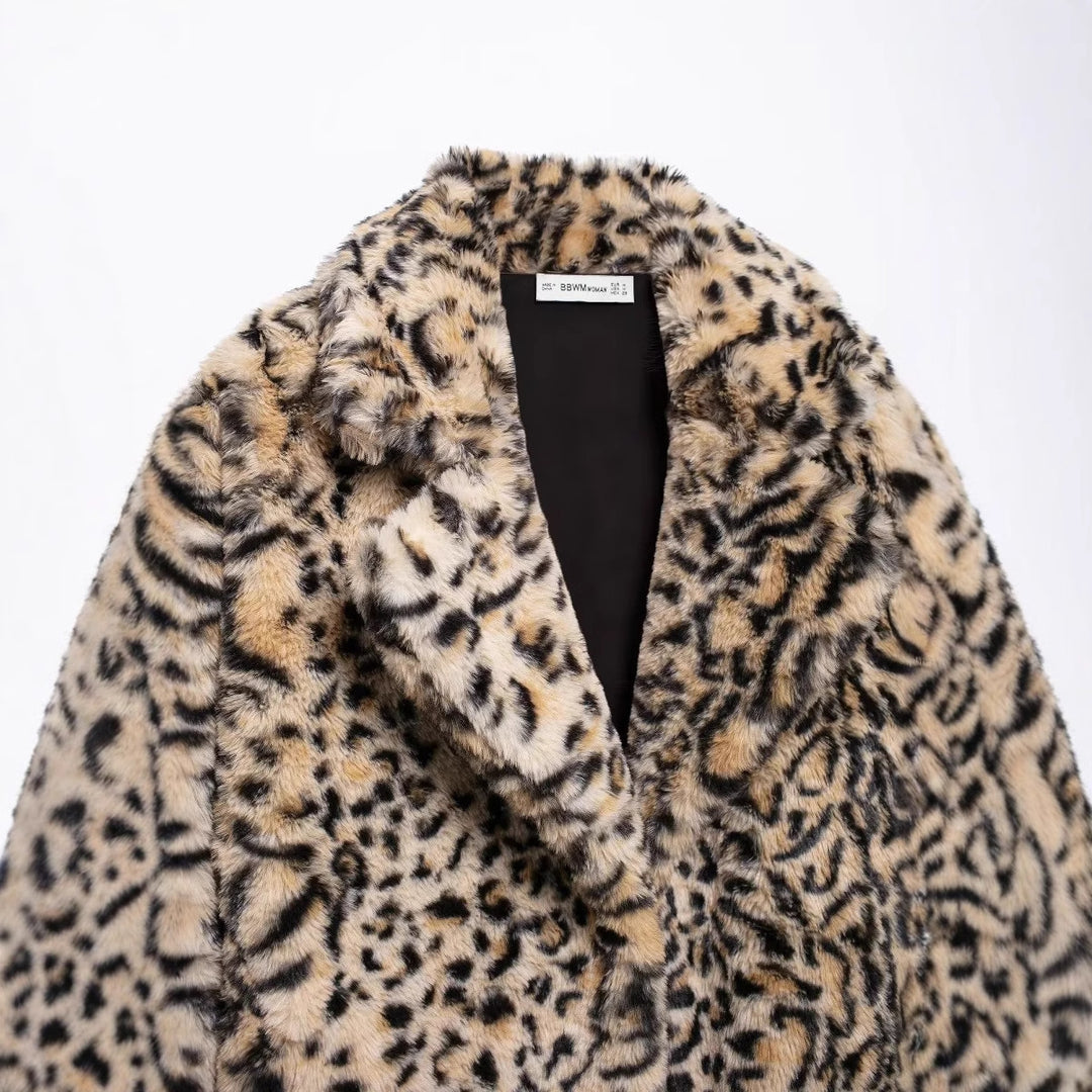 Women's oversized faux fur coat with leopard print, voluminous shawl collar and practical side pockets Mune Fashion