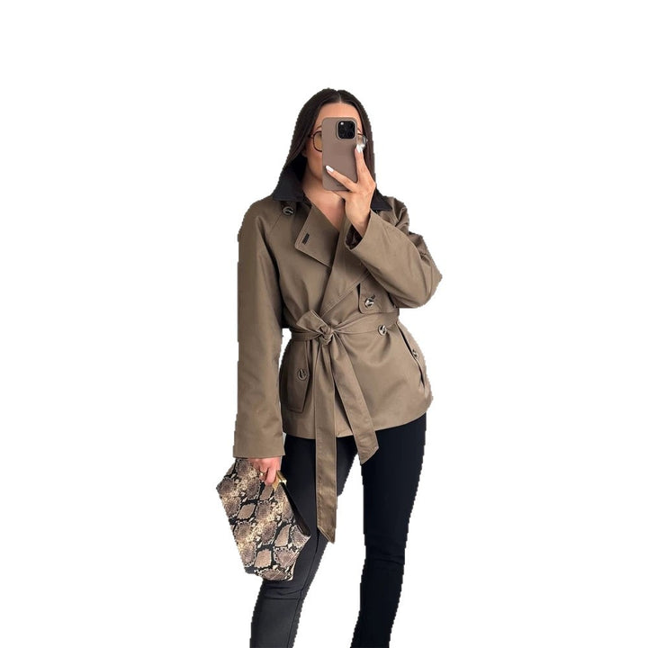 Women's short trench coat with tailored silhouette, tie belt and contrast collar Mune Fashion