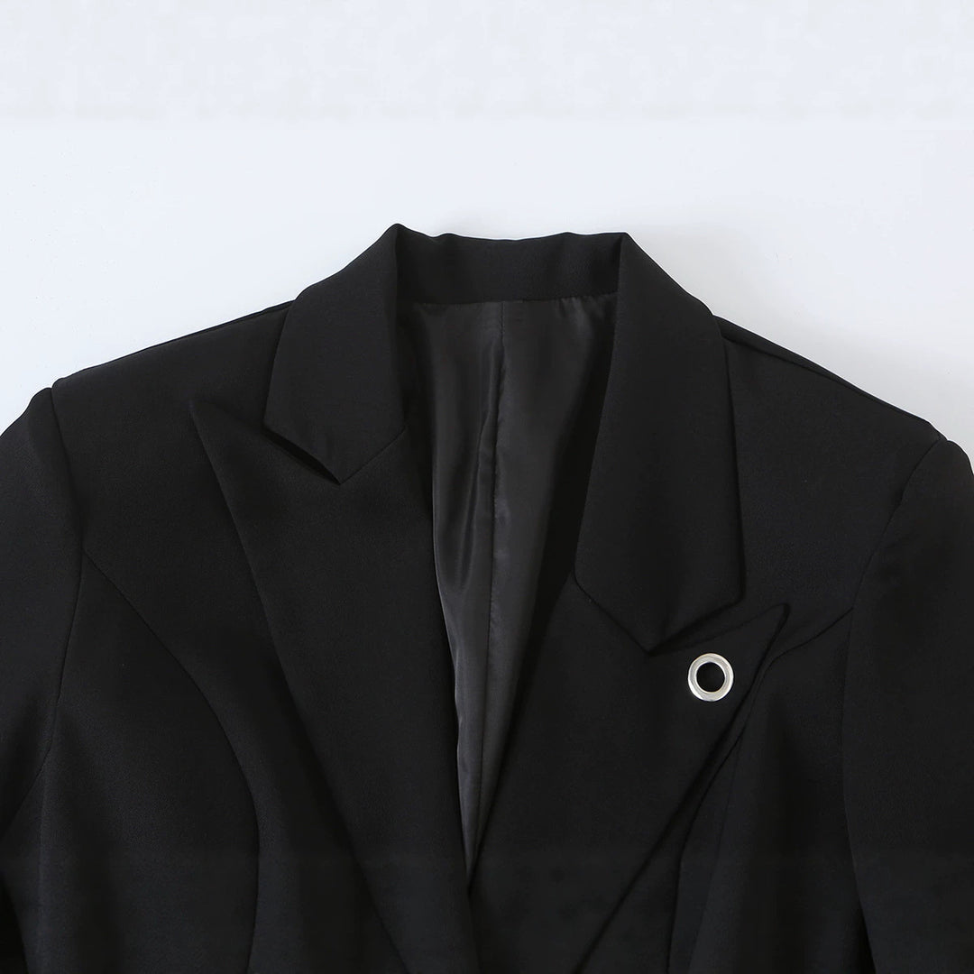 Women Tailored Short Blazer with Decorative Metal Button and Flap Pockets Mune Fashion