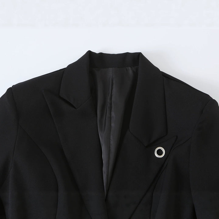 Women Tailored Short Blazer with Decorative Metal Button and Flap Pockets Mune Fashion
