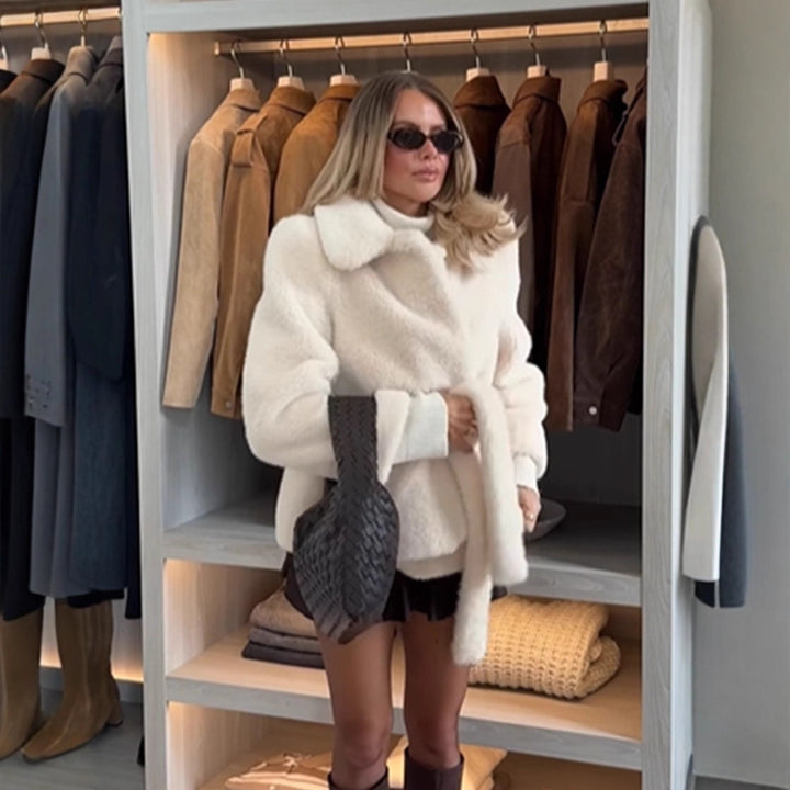 Women's short jacket made of teddy faux fur with oversized collar and pockets Mune Fashion