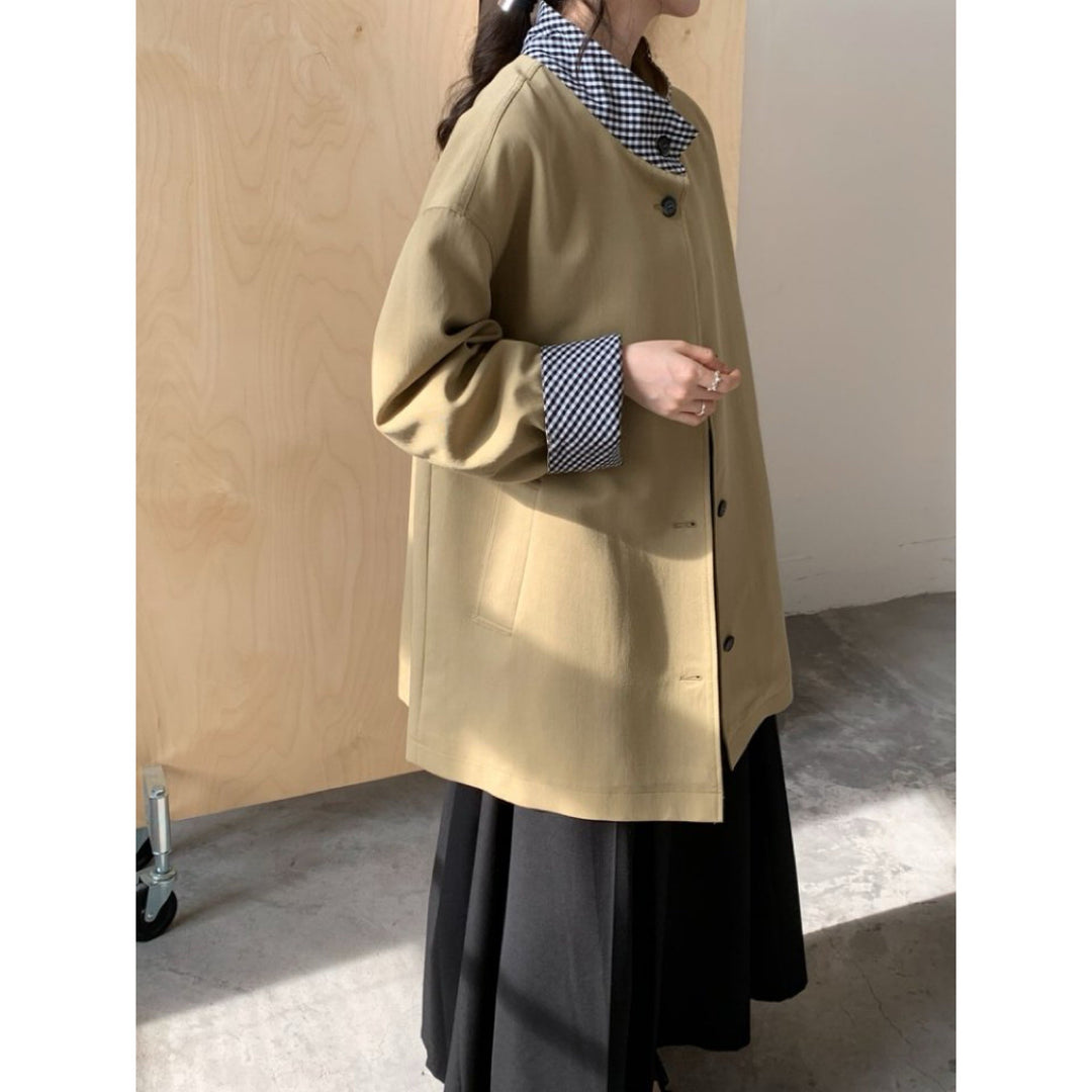 Women's short coat with contrasting gingham lining and round neckline Mune Fashion