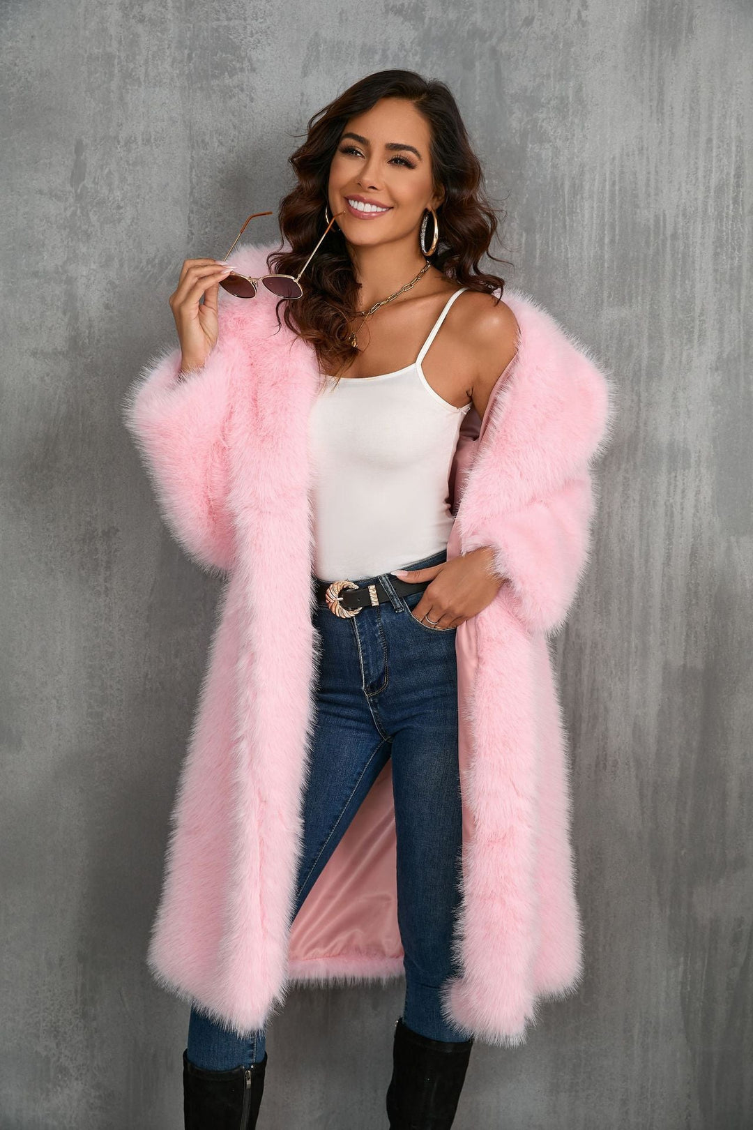 Women's Luxurious Faux Fur Coat with Elegant Cut Mune
