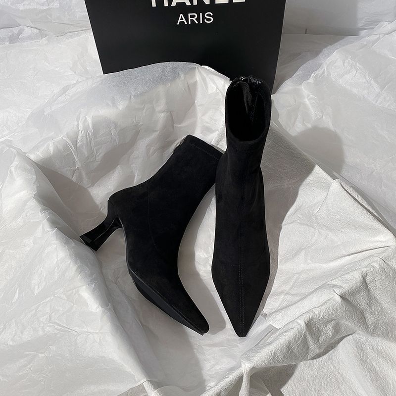 Women pointed toe ankle boots made of suede with sculpted heel and slim shaft Mune Fashion