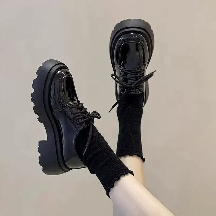 Ladies' platform sneaker with elegant patent leather look and cozy knit collar Mune Fashion