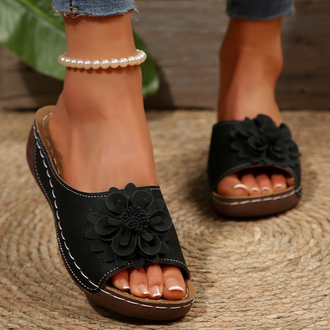 Women's comfortable slides made of synthetic leather with three-dimensional flower appliqué and ergonomic wedge sole Mune Fashion