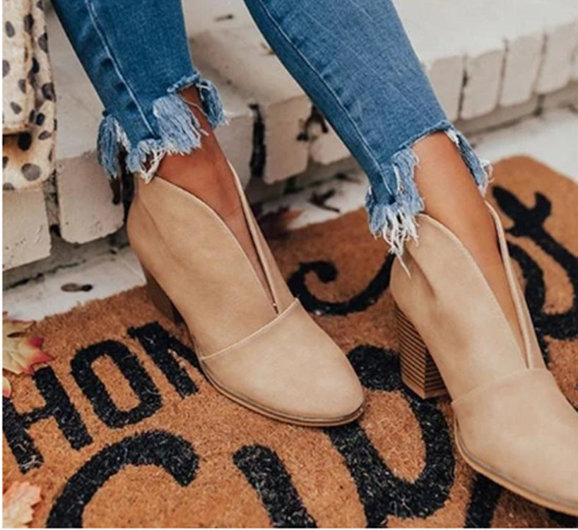 Women's ankle-high V-Cut ankle boots with stacked block heel and pointed toe Mune Fashion