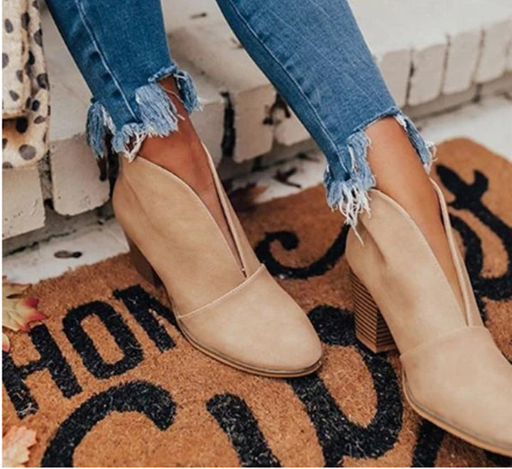 Women's ankle-high V-Cut ankle boots with stacked block heel and pointed toe Mune Fashion