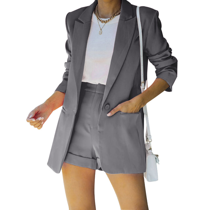 Women's form-fitting long blazer and high-waisted shorts set with dropped shoulders and patch pockets Mune Fashion