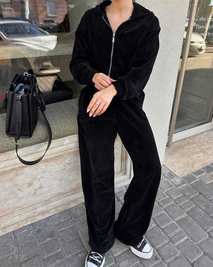Women's cropped hooded zip jacket with gathered elastic hem and high-waisted relaxed pants made of soft sweat fabric