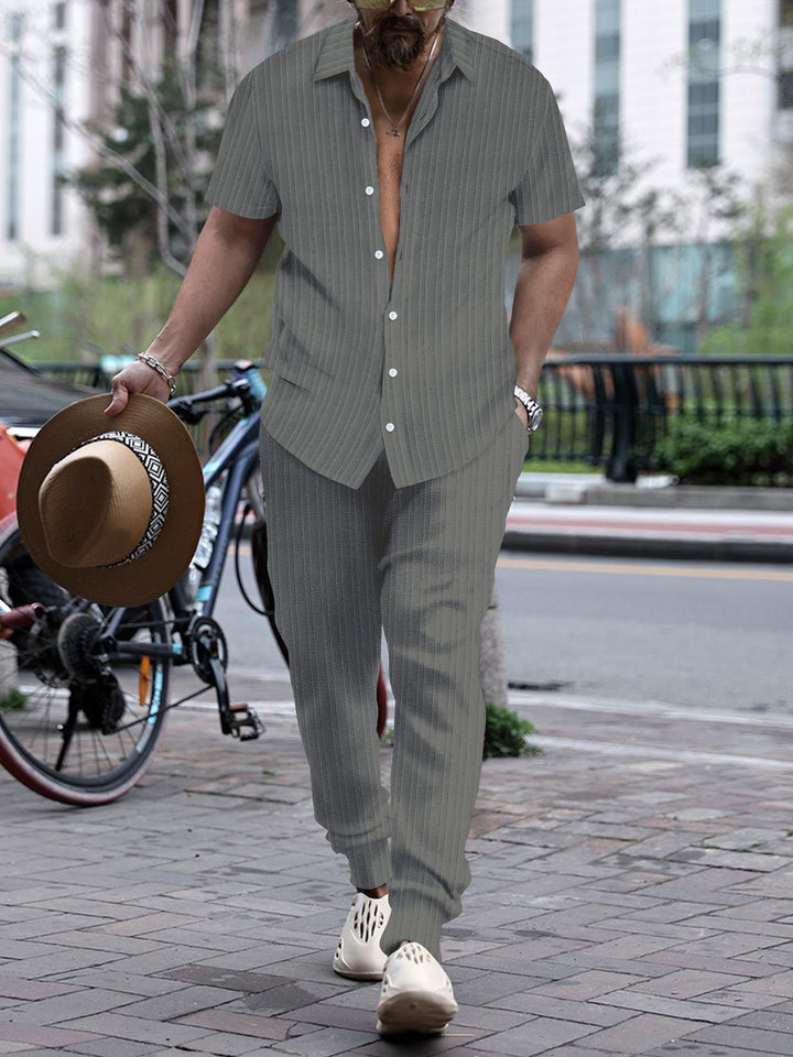Men's short-sleeve structured relax set made of fine ribbed knit with open shirt collar and tapered chino pants Mune Fashion