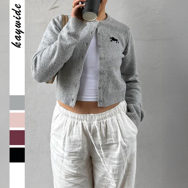 Ladies nan short fine-knit cardigan with round neck, continuous button placket and embroidered horse logo Mune Fashion