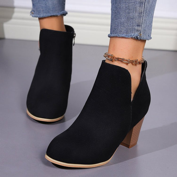 Damen Kurzstiefeletten mit V‑Ausschnitt, seitlichem Reißverschluss und robustem Blockabsatz Mune Fashion