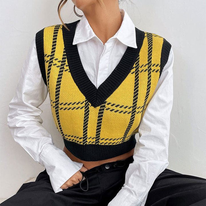 Women's short cut knitted vest with deep V-neck and Glencheck pattern