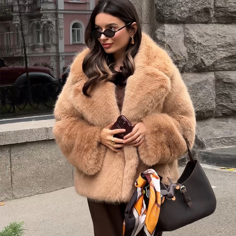 Ladies Fur Coat with Oversized Cut and Soft Lining Mune